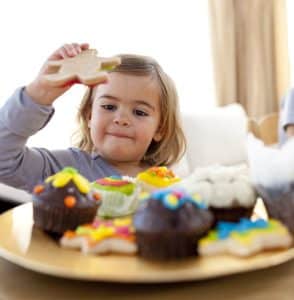 Hoy padres | Obesidad - Niña comiendo pasteles